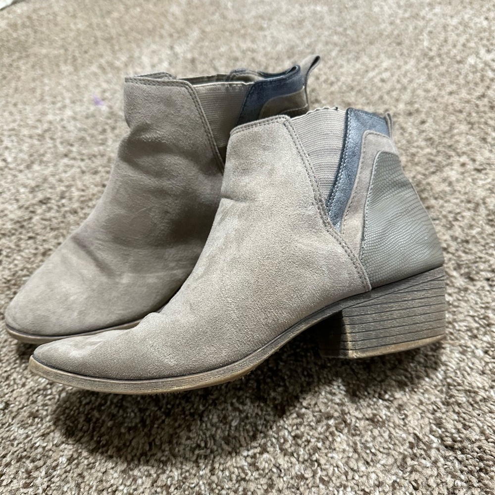 Women’s Madden Girl ankle boots tan silver metallic suede size 7